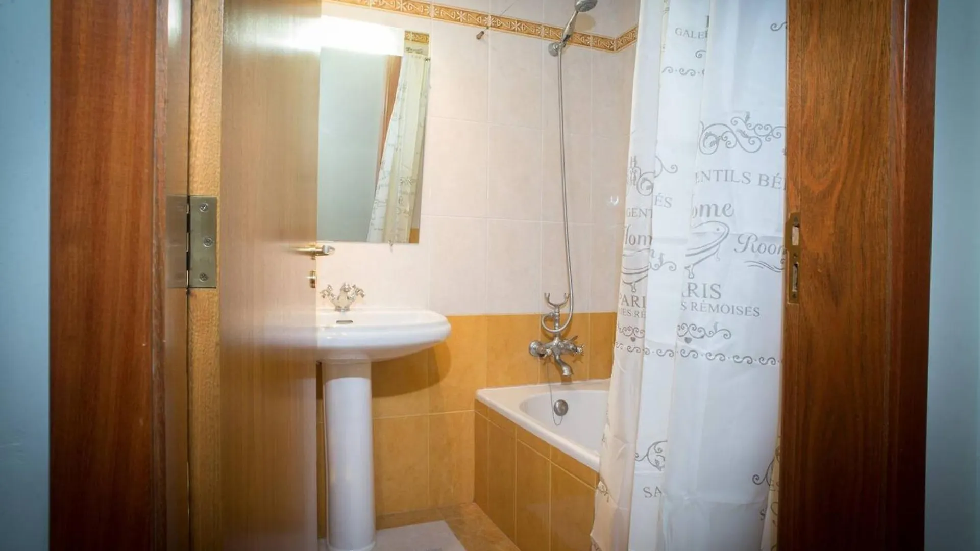 Accessible Apartment - Camara De Lobos - 105 M² - Parking Included 丰沙尔